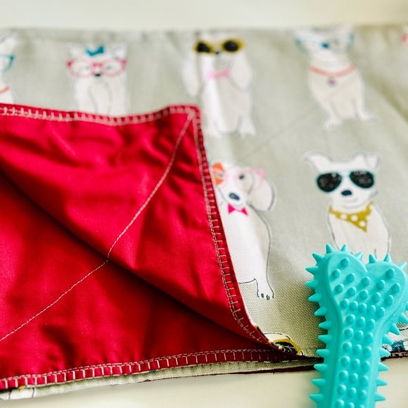 NWT🐾🩵Dog Gift Bag Reusable Pet Print Satchel 🩵Comes w/leash,blanket & 5 toys - Picture 3 of 12